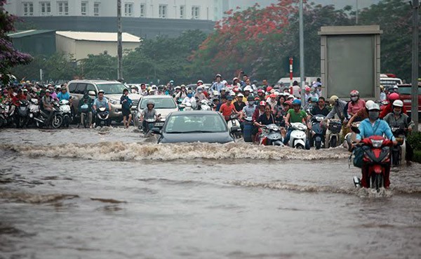 Theo thông tin từ Sở Xây dựng Hà Nội, với cường độ mưa trong khoảng từ 50mm-100mm trong khoảng 2h, Hà Nội vẫn tồn tại 15 điểm úng ngập.
