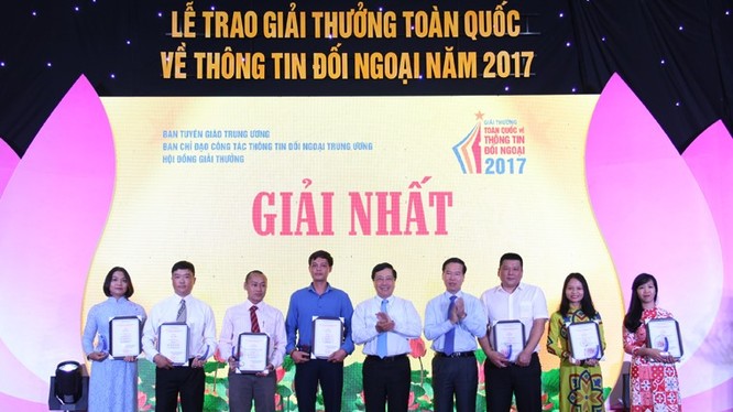 Phó Thủ tướng Phạm Bình Minh và Trưởng Ban Tuyên giáo TW Võ Văn Thưởng trao Giải Nhất cho các tác giả, nhóm tác giả.