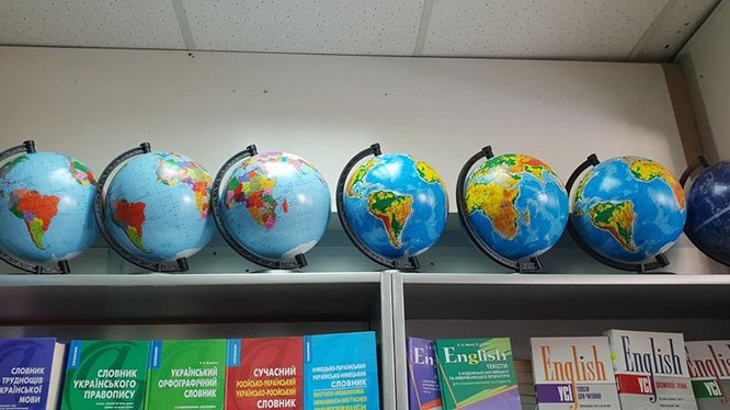 Quả địa cầu vẽ sai lệch bản đồ Việt Nam được bày bán ở cửa hàng số 26 đường Mayakovs'koho thành phố Kiev (Ukraine) (ảnh: Hồ Sỹ Trúc)