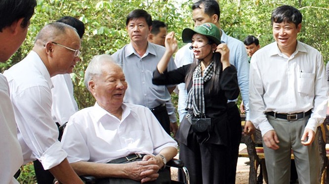 Đại tướng Lê Đức Anh thăm Bộ chỉ huy Miền ở Tà Thiết (Ảnh chụp năm 2014).