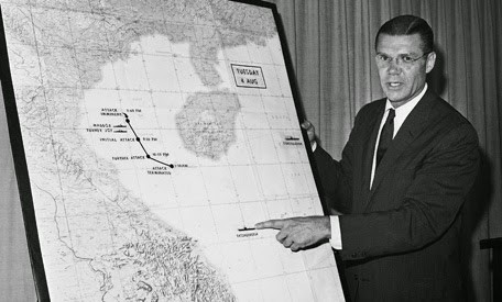 Bộ trưởng Quốc phòng Mỹ Robert S. McNamara trình bày về vụ việc xảy ra trong Vịnh Bắc Bộ (sự kiện Vịnh Bắc Bộ lần 2) ngày 4/8/1964 trong cuộc họp báo nửa đêm tại Lầu Năm Góc. 
