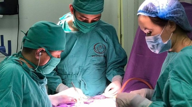 Ekip phẫu thuật của Bệnh viện Sản Nhi Quảng Ninh cấp cứu cháu bé 2 ngày tuổi.