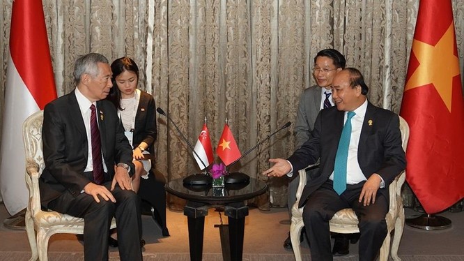 Thủ tướng Nguyễn Xuân Phúc tiếp Thủ tướng Lý Hiển Long vào chiều 22/6 tại Bangkok, Thái Lan, theo đề nghị của phía Singapore.