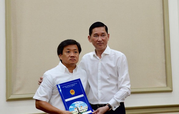Ông Đoàn Ngọc Hải (trái) khi nhận quyết định về công tác tại Tổng công ty Xây dựng Sài Gòn.