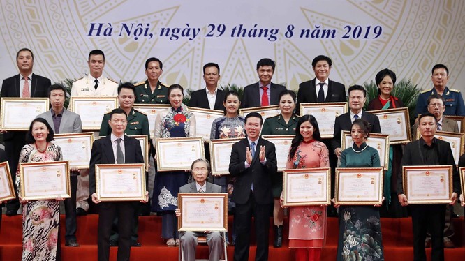 Trưởng Ban Tuyên giáo Trung ương Võ Văn Thưởng trao danh hiệu Nghệ sĩ Ưu tú (đợt năm 2019) cho các nghệ sĩ.