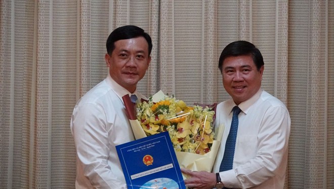 Chủ tịch UBND TPHCM Nguyễn Thành Phong (phải) trao quyết định bổ nhiệm ông Hà Phước Thắng