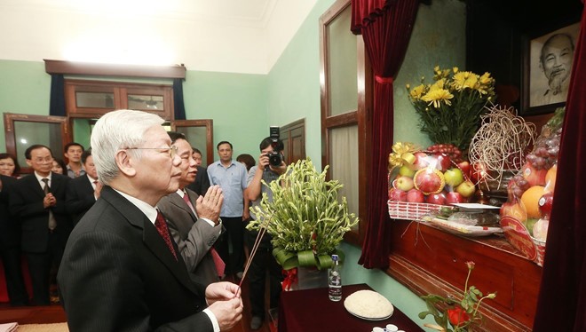 Tổng Bí thư, Chủ tịch nước Nguyễn Phú Trọng kính cẩn dâng hương, tưởng nhớ và tri ân công lao to lớn của Chủ tịch Hồ Chí Minh.