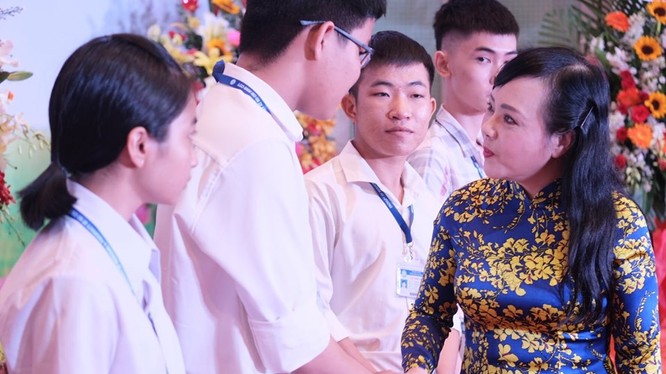 Bộ trưởng Bộ Y tế Nguyễn Thị Kim Tiến trò chuyện với sinh viên tại Lễ khai giảng năm học mới của Trường Đại học Y dược TP.HCM (16/9).