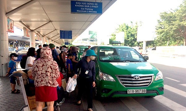Hành khách đi máy bay khốn khổ bởi taxi ở sân bay Tân Sơn Nhất.