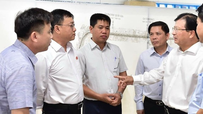 Phó Thủ tướng Trịnh Đình Dũng trao đổi với đại diện Tổng thầu Trung Quốc và Ban quản lý dự án đường sắt Cát Linh - Hà Đông.