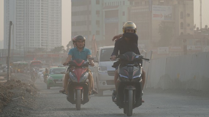 Trước tình hình ô nhiễm không khí ở mức cao trong nhiều ngày nay, Hà Nội đã ra khuyến cáo người dân hạn chế ra đường.