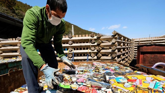 Bảo vệ môi trường luôn là vấn đề nhức nhối, đáng quan tâm trong cộng đồng. Tại Việt Nam, hàng loạt phong trào giảm rác thải nhựa, bảo vệ bờ biển, trồng cây xanh… đã ra đời.