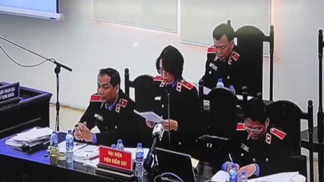 Đại diện Viện Kiểm sát nêu quan điểm về việc giữ lại lá thư ông Nguyễn Bắc Son gửi về cho vợ con. Ảnh chụp từ màn hình trực tuyến tại phòng dự khán.