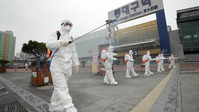 Lực lượng kiểm dịch phun thuốc khử trùng tại Daegu ngày 29/2/2020. Ảnh: YONHAP