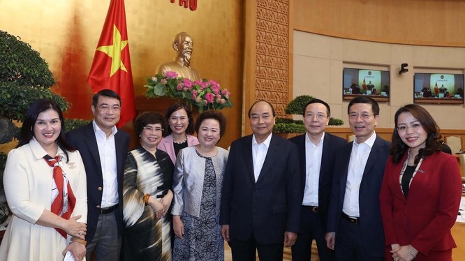 Thủ tướng Nguyễn Xuân Phúc và đại diện một số doanh nghiệp - Ảnh: VGP.