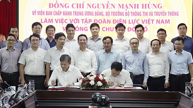Bộ trưởng Nguyễn Mạnh Hùng chứng kiến Lễ ký biên bản hợp tác giữa Cục Tin học hóa và Tập đoàn EVN về chuyển đổi số doanh nghiệp. Ảnh: MIC
