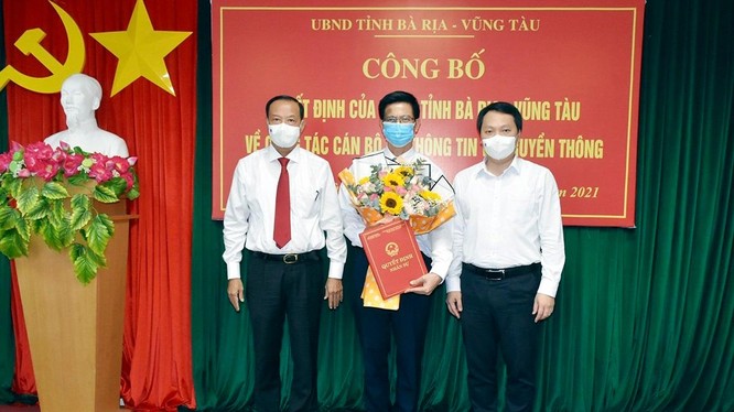 Ông Lê Văn Tuấn (giữa) nhận quyết định phân công chức vụ Giám đốc Sở TT-TT tỉnh Bà Rịa – Vũng Tàu từ ông Nguyễn Huy Dũng - Thứ trưởng Bộ TT-TT (phải) và ông Nguyễn Văn Thọ - Chủ tịch UBND tỉnh (trái).