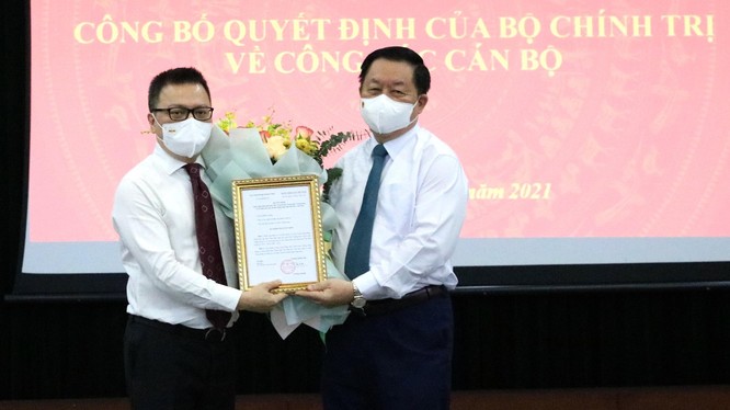 Ông Lê Quốc Minh nhận quyết định và hoa chúc mừng từ ông Nguyễn Trọng Nghĩa.