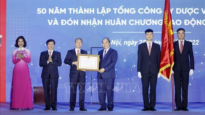 Chủ tịch nước Nguyễn Xuân Phúc trao tặng Huân chương Lao động hạng Nhất cho Tổng công ty Dược Việt Nam. Ảnh: Thống Nhất /TTXVN