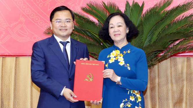 Trưởng Ban Tổ chức Trung ương Trương Thị Mai trao Quyết định cho ông Nguyễn Anh Tuấn. Ảnh: UBND tỉnh Bắc Ninh.