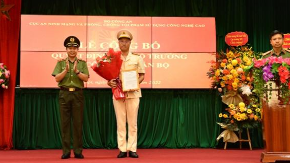 Trung tướng Nguyễn Minh Chính - Cục trưởng Cục An ninh mạng và Phòng chống tội phạm sử dụng công nghệ cao trao quyết định, bổ nhiệm Trung tá Triệu Mạnh Tùng.
