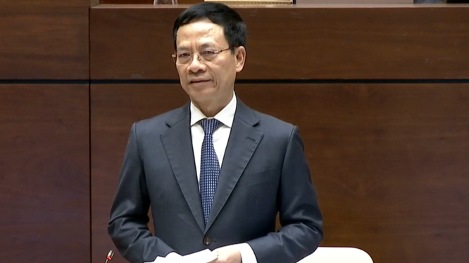 Bộ trưởng Nguyễn Mạnh Hùng trả lời chất vấn tại kỳ họp thứ tư, Quốc hội khóa XV.