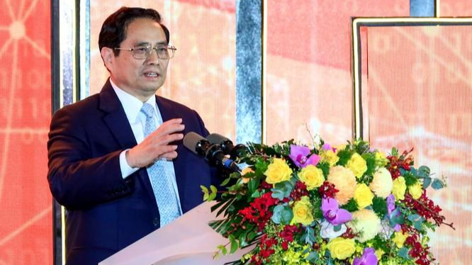 Thủ tướng Phạm Minh Chính - Chủ tịch Ủy ban Quốc gia về Chuyển đổi số - trao đổi tại Diễn đàn Quốc gia phát triển doanh nghiệp công nghệ số năm 2021.