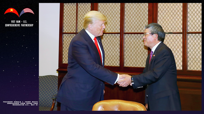 Đại sứ Phạm Quang Vinh bắt tay Tổng thống Mỹ Donald Trump trong chuyến thăm của Thủ tướng Nguyễn Xuân Phúc đến Mỹ tháng 5/2017