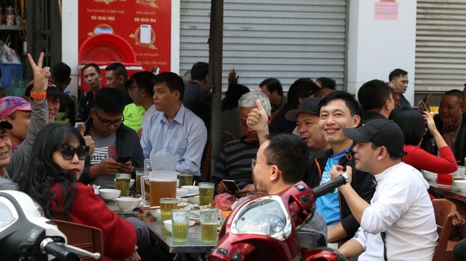 Uống bia chiều 30 Tết ở góc Lê Duẩn - Khâm Thiên 