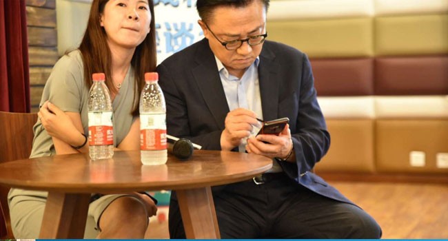 CEO Samsung bị bắt quả tang đang công khai sử dụng Galaxy Note 9 (Ảnh: Sammobile)