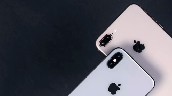 iPhone X (trái) và iPhone 8 Plus (Phải). Đến giờ Apple vẫn chưa gửi giấy mời sự kiện ra mắt iPhone 2018 (Ảnh: CNET)