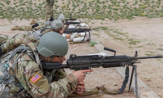 Các binh sĩ chuẩn bị khai hỏa vào mục tiêu tầm xa bằng súng tiểu liên M249 tại trường bắn của Khu bảo tồn quân sự Florence (Ảnh: USArmy)