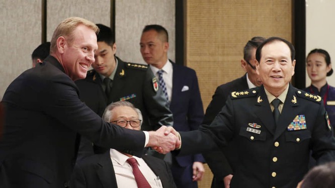 Ông Shanahan và ông Ngụy bắt tay nhau trước khi tham gia cuộc họp quan trọng tại Đối thoại Shangri-La (Ảnh: AP)