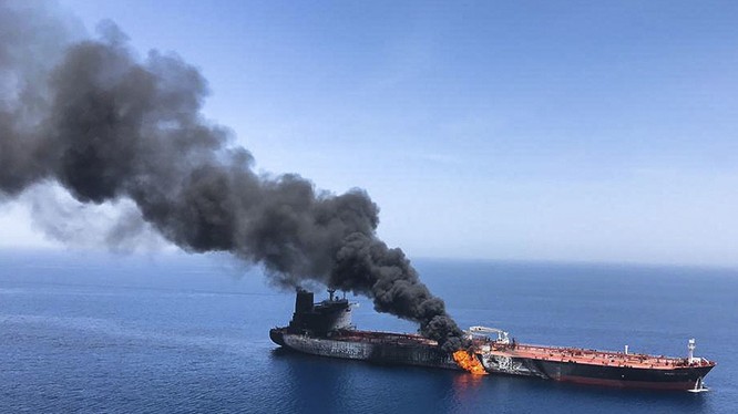 Một tàu chở dầu bốc cháy sau khi bị tấn công trên Vịnh Oman vào ngày 13/6 (Ảnh: AP)