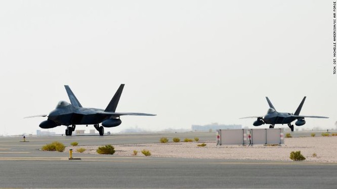 Phi cơ chiến đấu F-22 Raptor có mặt tại căn cứ không quân Al Udeid, Qatar ngày 27/6 (Ảnh: CNN)