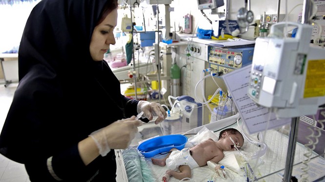 Một trẻ sơ sinh được điều trị tại bệnh viện ở thủ đô Tehran (Ảnh: AP)