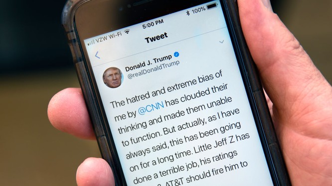 Tòa án Mỹ phán quyết rằng việc ông Trump chặn người chỉ trích mình trên Twitter là hành động vi hiến (Ảnh: Time)