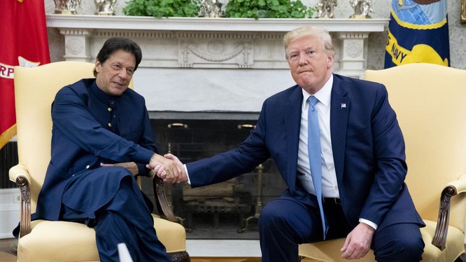 Tổng thống Trump trong cuộc gặp với Thủ tướng Pakistan tại Nhà Trắng (Ảnh: Washington Post)