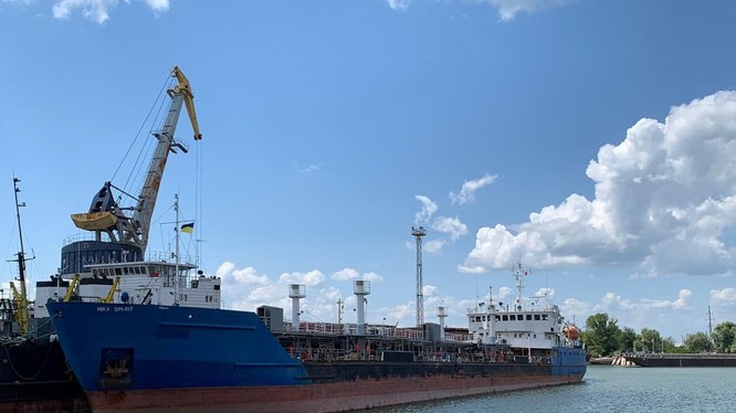 Tàu chở dầu Nika Spirit của Nga đang neo đậu tại cảng Izmail của Ukraine (Ảnh: Washington Post)