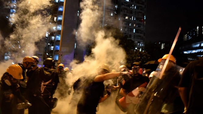 Người biểu tình Hồng Kông trong một cuộc đụng độ với cảnh sát (Ảnh: Independent)