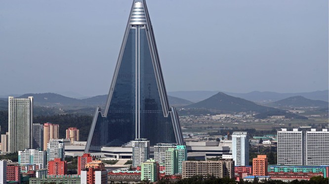 Khách sạn Ryugyong nằm giữa trung tâm thủ đô Bình Nhưỡng, Triều Tiên (Ảnh: CNN)
