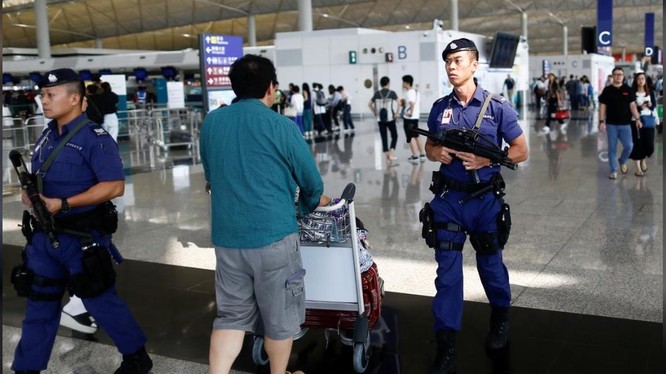 Tình trạng an ninh được thắt chặt tại sân bay Hồng Kông sau nhiều vụ đụng độ xảy ra trong đêm trước đó (Ảnh: Reuters)