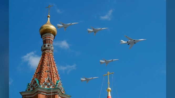 Các máy bay ném bom Tupolev Tu-160 và Tupolev Tu-22M3 xuất hiện trong cuộc diễu binh ở Moscow ngày 4/5/2019 (Ảnh: Reuters)