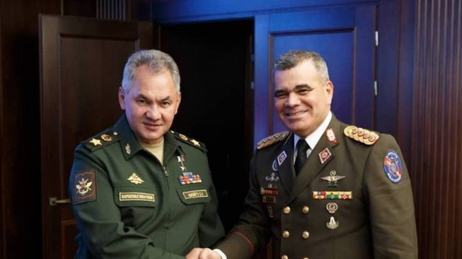 Bộ trưởng Quốc phòng Nga và Venezuela có cuộc gặp tại Moscow hôm 15/8 (Ảnh: Newsweek)