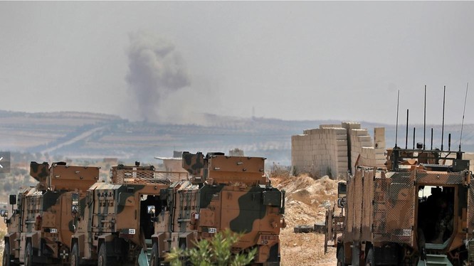 Một đoàn xe quân sự của Thổ Nhĩ Kỳ di chuyển ở tỉnh Idlib, giữa cuộc không kích mà lực lượng chính phủ thực hiện (Ảnh: AFP)