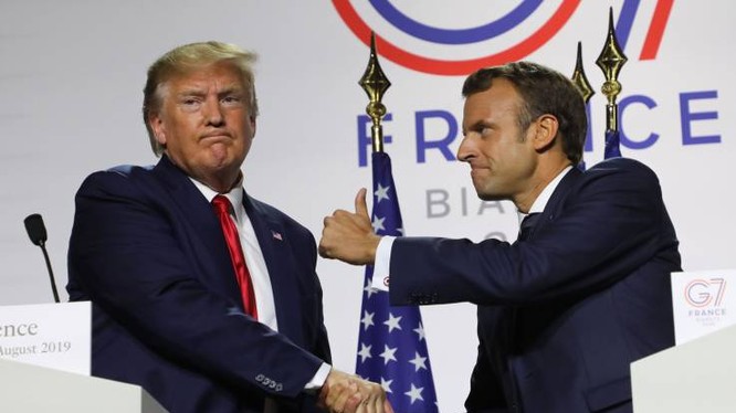 Tổng thống Trump bắt tay người đồng cấp Pháp Emmanuel Macron trong một cuộc họp báo chung tại thượng đỉnh G7 vừa qua (Ảnh: AFP)