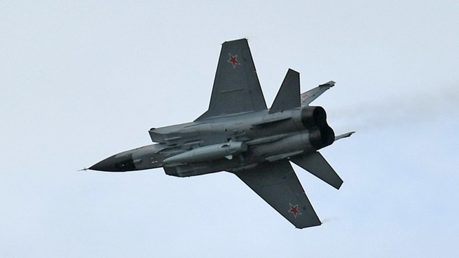 Mẫu chiến đấu cơ MiG-31 của Nga được phát hiện đang mang theo tên lửa siêu thanh Kinzhal (Ảnh: RT)