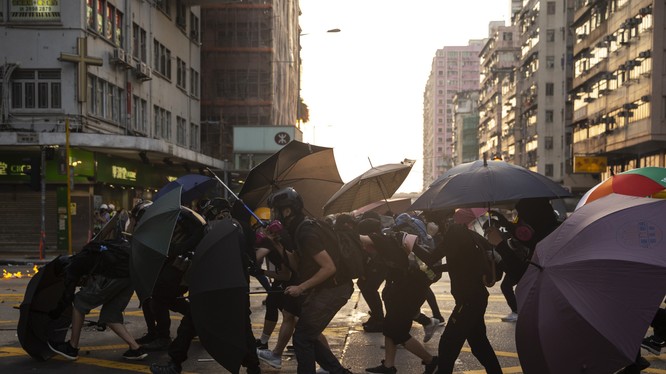 Các chỉ số nền kinh tế của Hong Kong thi nhau tụt dốc do tình trạng bất ổn (Ảnh: Bloomberg)