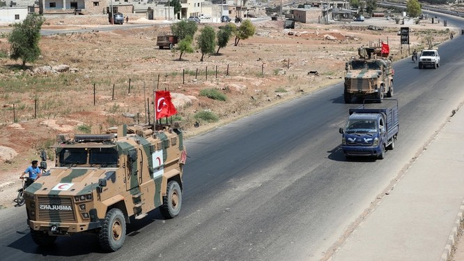 Lực lượng quân sự Thổ Nhĩ Kỳ xuất hiện dọc biên giới với Syria (Ảnh: RT)