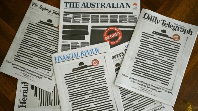 Hàng loạt tờ báo lớn nhất Australia bôi đen trang bìa để phản đối chính phủ (Ảnh: Reuters)